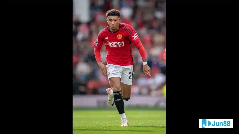 Jadon Sancho thi đấu tại Villa Park trong không khí sôi động Jadon Sancho thi đấu tại Villa Park trong không khí sôi động