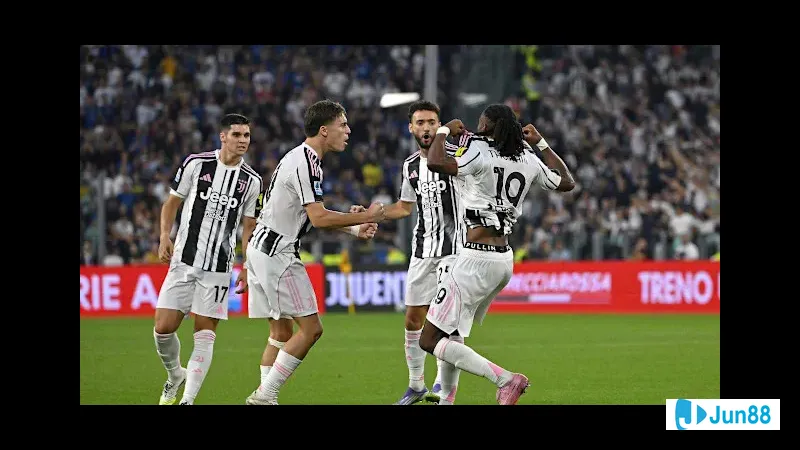 Hành động căng thẳng giữa Verona và Juventus trong trận đấu quyết liệt