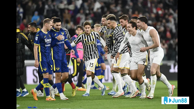 Cầu thủ Juventus điều khiển bóng trước hàng phòng ngự Verona