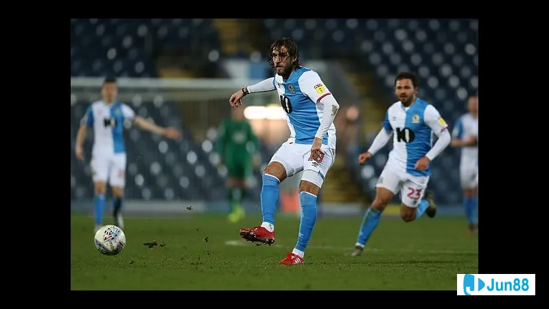 Đội Yenisey và Fakel Voronezh đang quyết liệt tranh chấp trên sân cỏ