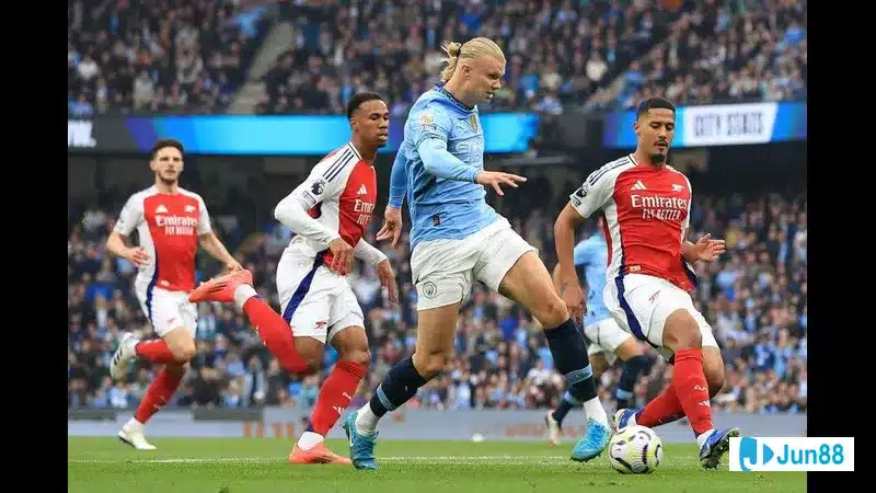 Cầu thủ Alashkert tạo khoảng trống trước hàng phòng ngự của Shirak Gyumri