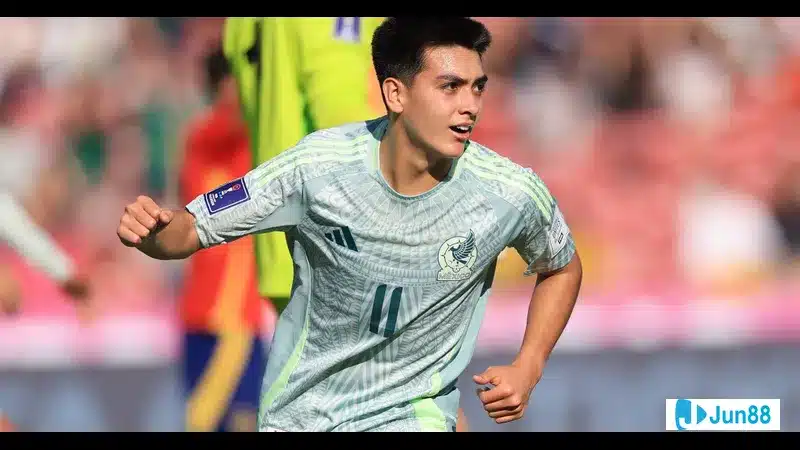 Cầu thủ U20 Mexico đang dốc hết sức lực để giành lại bóng từ cầu thủ U20 Ma Rốc trong trận…