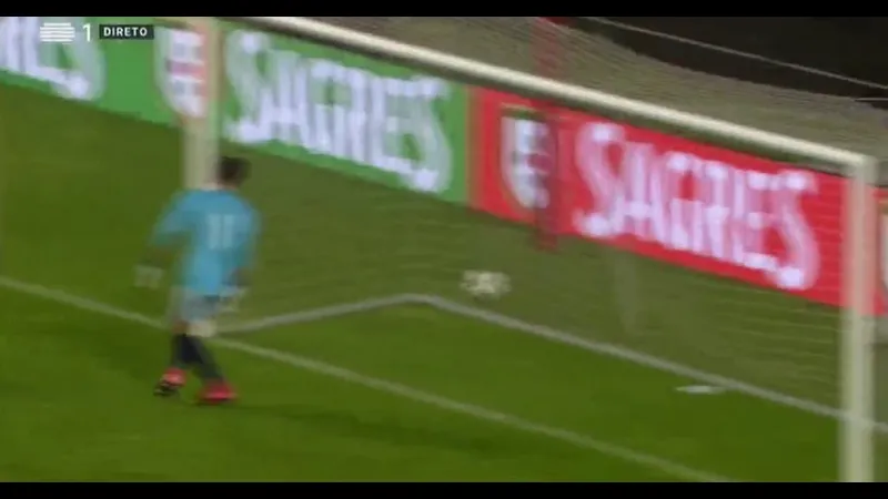 Cầu thủ của Beroe đang nỗ lực giành quyền kiểm soát bóng trước cầu thủ của Cherno More