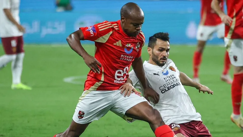 Cầu thủ của Ceramica Clepatra đang chiến đấu mạnh mẽ trong trận đấu với Al Ahly