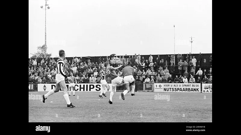 Cầu thủ của đội Heracles vượt qua hàng phòng ngự của đội Hoogeveen