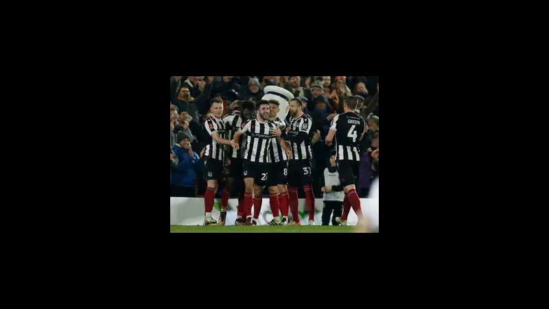 Cầu thủ Slough với chiếc áo màu đỏ đang tiếp tục giữ bóng trước sự áp đảo của các cầu thủ…