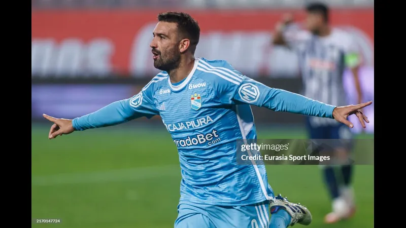 Cầu thủ Alianza Lima với sự quyết tâm vượt qua hàng phòng ngự của Sporting Cristal