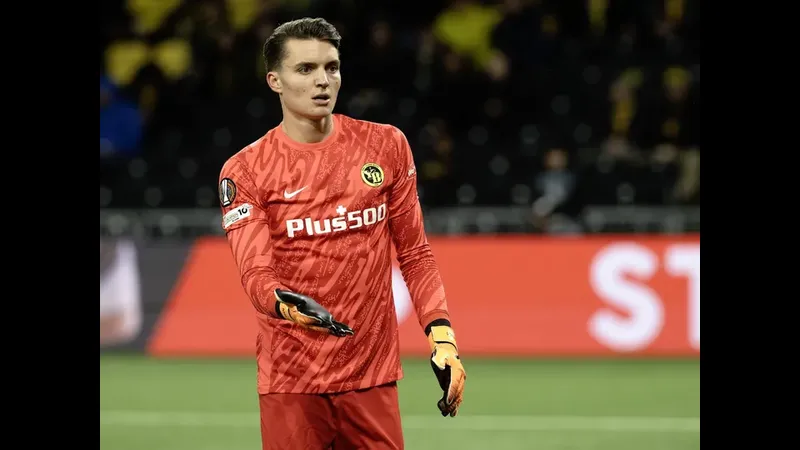 Cầu thủ của Young Boys dũng mãnh đối mặt với cầu thủ của đội Lille trong trận đấu quyết…